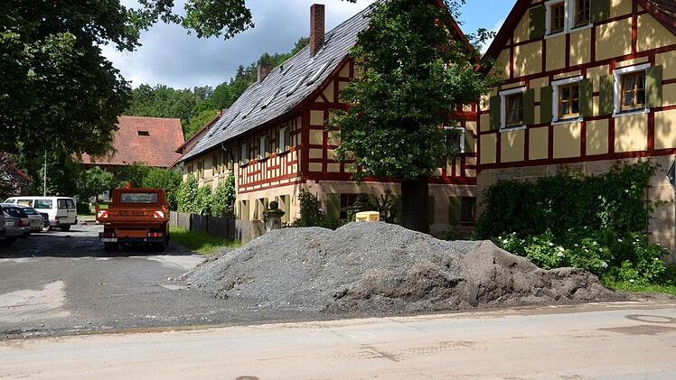 Kein Baustoff, sondern Treibgut: In Waizendorf bei Ködnitz wurden rund 30 Tonnen Kies und Geröll auf den Dorfplatz gespült. Fotos: Hübner/Nützel