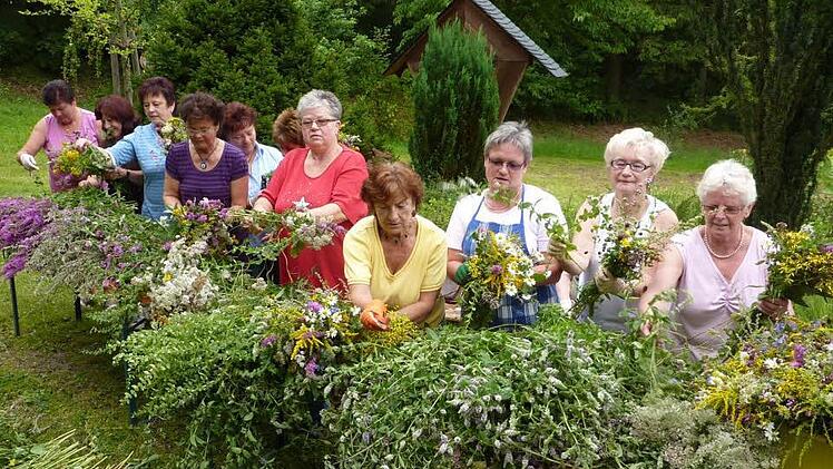 Die Kräuterbuschen des Katholischen Frauenbundes Stockheim sind sehr begehrt. Der Reinerlös kommt dem Gotteshaus St. Wolfgang zugute. Das Binden der Kräuterbuschen fand bei Kirchenpflegerin Elvira Ludwig statt.  Foto: Gerd Fleischmann