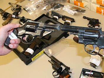 Links Schreckschuss-, rechts echte Pistole: Die Unterschiede für Waffen, die mit dem kleinen Waffenschein geführt werden dürfen, sind für Laien kaum erkennbar. Foto: Ralf Ruppert