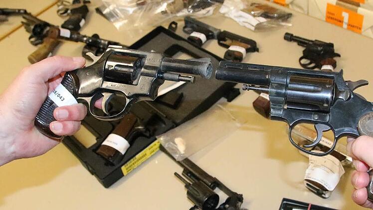 Links Schreckschuss-, rechts echte Pistole: Die Unterschiede für Waffen, die mit dem kleinen Waffenschein geführt werden dürfen, sind für Laien kaum erkennbar. Foto: Ralf Ruppert