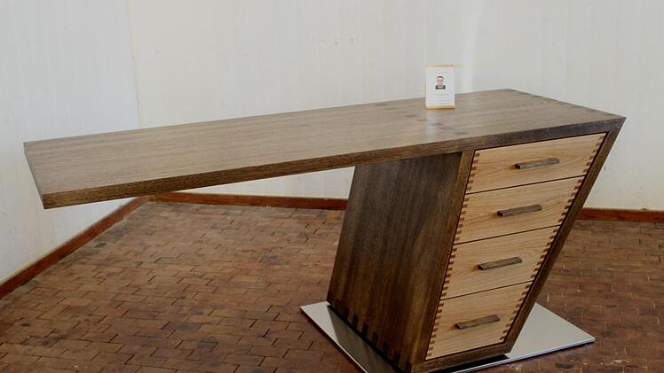 Modernes Design zeigt hier Marius Burhenne aus Bad Soden mit seinem Schreibtisch aus Eiche.