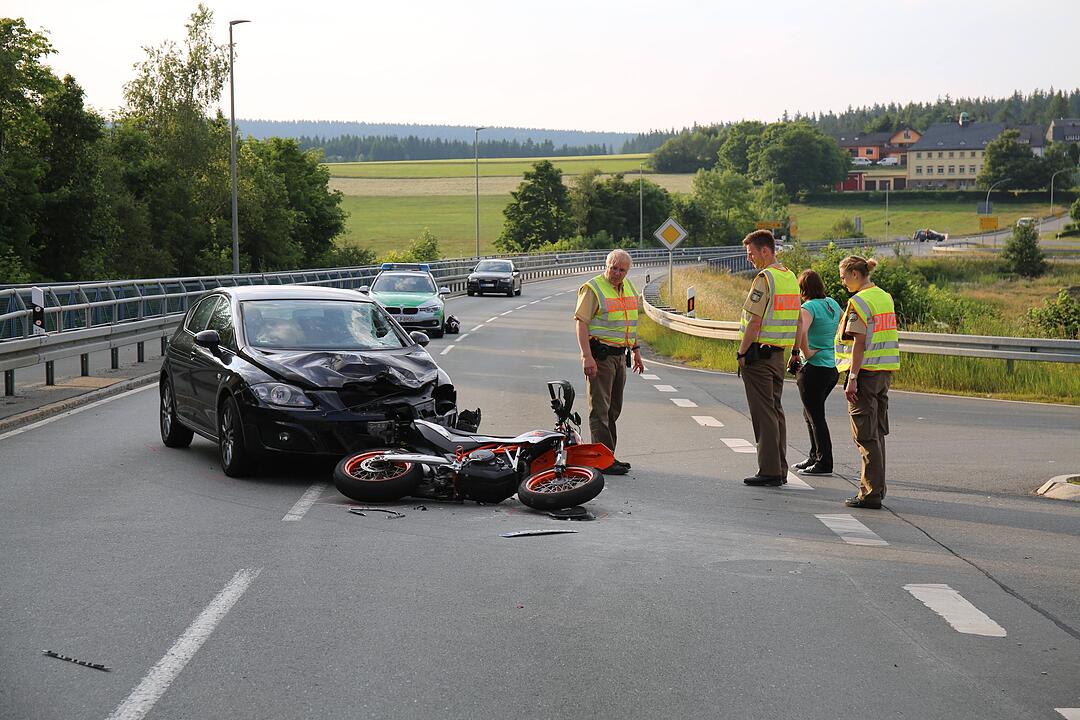 Kreis Hof: Junge Autofahrerin übersieht Motorrad beim Abbiegen - Lebensgefahr