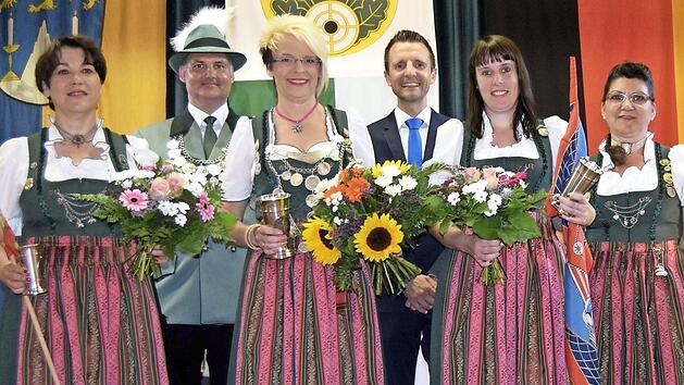 Das K&ouml;nigshaus der Damen mit ( von links): 2. Ritterin Ute Schuberth, 3. Sch&uuml;tzenmeister Hans-Georg Rie&szlig;ner, Sch&uuml;tzenk&ouml;nigin Ilka Engels, B&uuml;rgermeister Andreas H&uuml;gerich, 1. Ritterin Kathrin Kn&ouml;ferl und Damenleiterin Michaela Brandmeier Foto: Andreas Welz