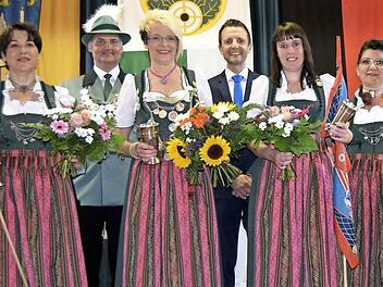 Das Königshaus der Damen mit ( von links): 2. Ritterin Ute Schuberth, 3. Schützenmeister Hans-Georg Rießner, Schützenkönigin Ilka Engels, Bürgermeister Andreas Hügerich, 1. Ritterin Kathrin Knöferl und Damenleiterin Michaela Brandmeier Foto: Andreas Welz