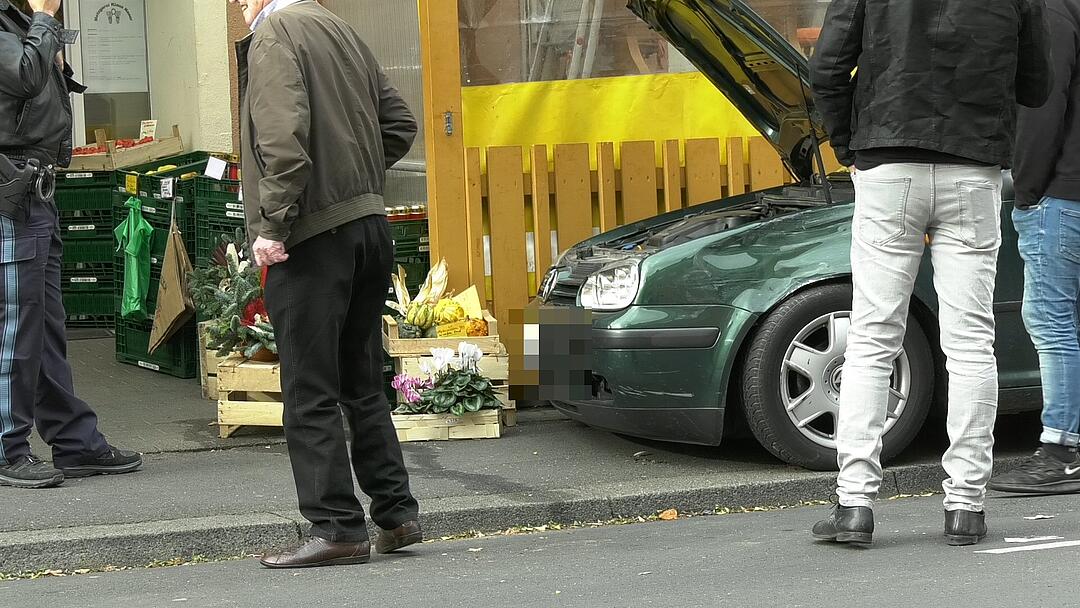 Person eingeklemmt: Rentnerin versuchte einzuparken