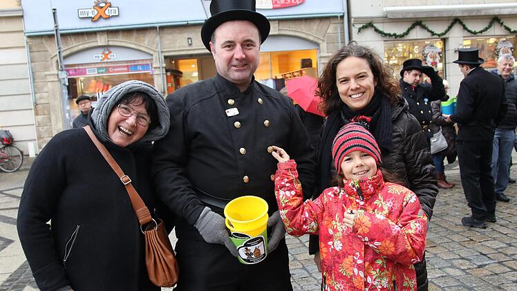Die neun Jahre alte Anna Merdith kommt aus den USA und sieht bei ihrem Besuch in Coburg den sie zusammen mit ihrer Mutter und einer Bekannten unternahm,  zum ersten Mal einen deutschen Kaminkehrer.  Sie dreht an den Knöpfen des Kaminkehrers und hofft damit Glück im kommenden Jahr zu haben.   Foto: Michael Stelzner
