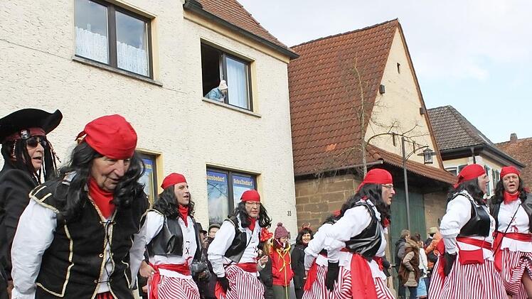 Die Queckenpelzer aus der Hirschaider Regnitzau entern als Piraten den Buttenheimer Zug.