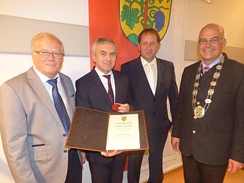 Bei der Auszeichnung (v. l.): Zweiter Bürgermeister Georg Bauernschmidt (SPD),  Ehrenringträger Georg Schäffner, Dritter Bürgermeister Manfred Eckert (CSU) und Bürgermeister Hanngörg Zimmermann (BMG)  Foto: Thomas Weichert