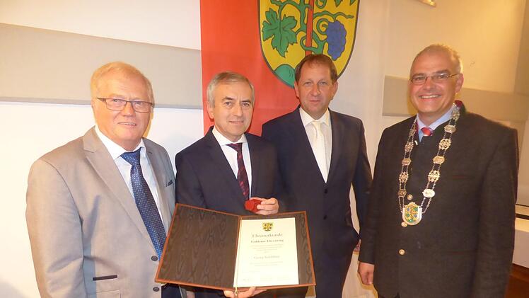 Bei der Auszeichnung (v. l.): Zweiter Bürgermeister Georg Bauernschmidt (SPD),  Ehrenringträger Georg Schäffner, Dritter Bürgermeister Manfred Eckert (CSU) und Bürgermeister Hanngörg Zimmermann (BMG)  Foto: Thomas Weichert