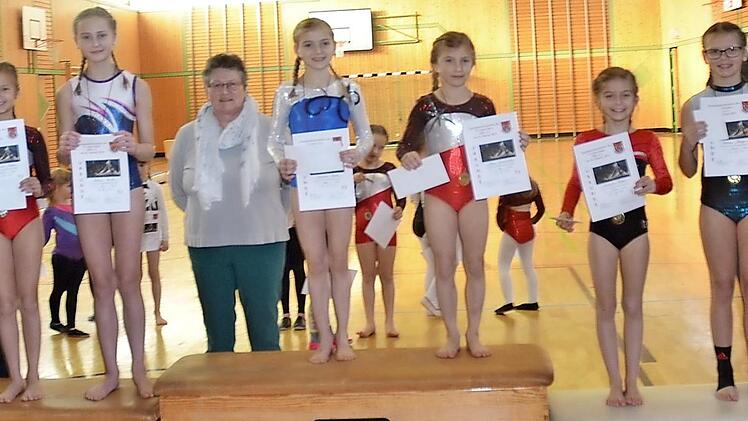 Die größeren und älteren Wettkampfturnerinnen erhielten Medaillen nach Platzierungen. Von links: Sylvie Hanke (Zweite Vorsitzende und Übungsleiterin), Bettina Müller (Übungsleiterin), Harald Kaiser (BLSV-Beauftragter für Sportabzeichen und Übungsleiter), Katharina Fischer, Rebecca Hanke, Christa Steiger (Übungsleiterin Wassersport), Charlotte Hanke, Anna Suranowsky, Jolanda Röder, Phoebe Böttger, Erster Vorsitzender Hartmut Fleischmann und Bürgermeister Norbert Gräbner  Fotos: Karl-Heinz Hofmann