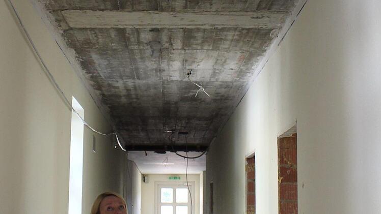 Andres Schallenkammer zeigt die aktuellen Bauarbeiten an der Decke. Foto: Julia Raab