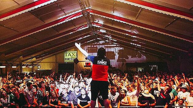 Ikke Hüftgold kam zur Feuerwehr-Party nach Unterfranken. Foto: Markus Büttner