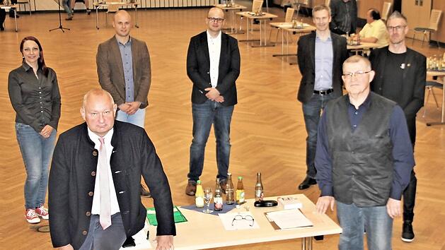 Die neu gew&auml;hlten Tettauer Marktgemeinder&auml;te mit B&uuml;rgermeister Peter Ebertsch (BfT), seinem Stellvertreter Martin Sch&uuml;lein (BfT) und dem dritten B&uuml;rgermeister Dietmar Schmidt (SPD/ZMT)  Foto: Veronika Schadeck