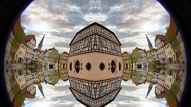 Im Rathaus war das Postamt 1894 bis 1932 untergebracht. Das Foto wurde mit  einem 220-Grad-Fisheye-Objektiv auf aufgenommen und dann noch mit einem  Kaleidoskop-Zusatzprogramm verfremdet. Foto: Dieter Britz
