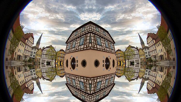 Im Rathaus war das Postamt 1894 bis 1932 untergebracht. Das Foto wurde mit  einem 220-Grad-Fisheye-Objektiv auf aufgenommen und dann noch mit einem  Kaleidoskop-Zusatzprogramm verfremdet. Foto: Dieter Britz