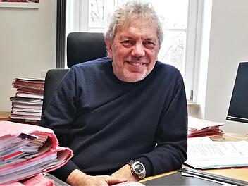 Nur noch eine letzte Akte: Ab Dienstag ist Amtsgerichtsdirektor Reinhard Oberndorfer (65) im Ruhestand.