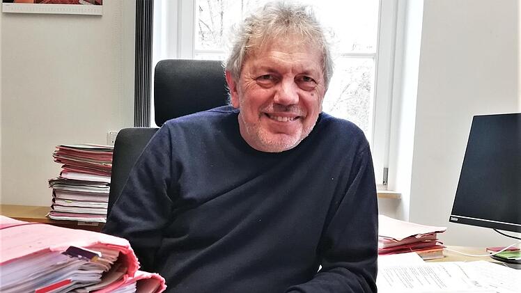 Nur noch eine letzte Akte: Ab Dienstag ist Amtsgerichtsdirektor Reinhard Oberndorfer (65) im Ruhestand.