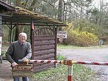 Udo Wettering an der Schranke zum Verkehrsgarten Ramsthal.