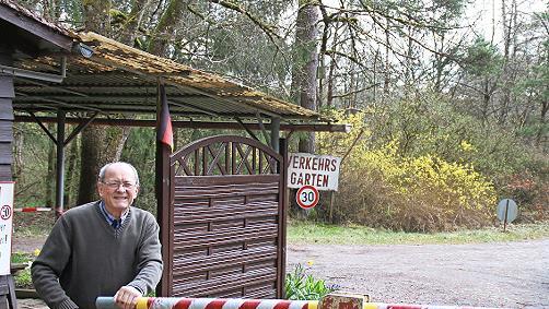 Udo Wettering an der Schranke zum Verkehrsgarten Ramsthal.
