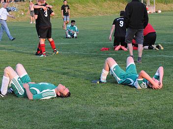 Auf der Ziellinie abgefangen worden: enttäuschte Garitzer und feiernde Aubstädter. Foto: ssp