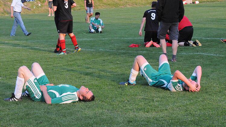 Auf der Ziellinie abgefangen worden: enttäuschte Garitzer und feiernde Aubstädter. Foto: ssp