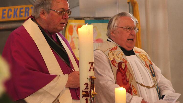 Generalvikar Dr. Karl Hillenbrand (links) und Pfarrer Ottmar Pottler feierten mit den Kindern die Andacht.Foto: Günther Geiling