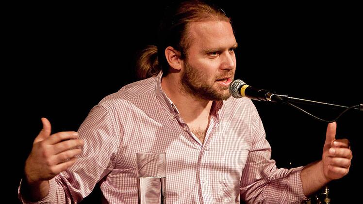 Tubist Andreas Martin Hofmeir stellte sich im "Schwarzen Bären" in Beiersdorf auch als Autor vor.Foto: Jochen Berger