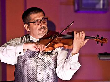 Altstadt-Serenade in Bad Rodach: Gyula Mezei lässt seine Geige singen. Fotos: Jochen Berger