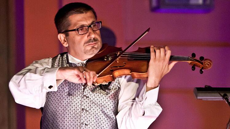 Altstadt-Serenade in Bad Rodach: Gyula Mezei lässt seine Geige singen. Fotos: Jochen Berger