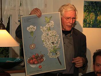 Der Grafik-Designers und Illustrator Volker Hahn aus Nürnberg ist Urheber und künstlerischer Leiter der Veranstaltung. Er stellte den von Tanja Engelke gestalteten Schmuckposter (unser Bild) und die beteiligten Künstler vor. Fotos: Franz Galster