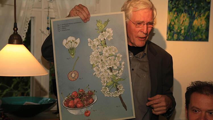 Der Grafik-Designers und Illustrator Volker Hahn aus Nürnberg ist Urheber und künstlerischer Leiter der Veranstaltung. Er stellte den von Tanja Engelke gestalteten Schmuckposter (unser Bild) und die beteiligten Künstler vor. Fotos: Franz Galster