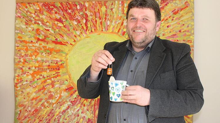 "Man trifft sich am Wasserkocher mit dem Teebeutelchen": Pfarrer Helmuth Bautz leitet die Fastengruppe in Bad Staffelstein.  Foto: Popp