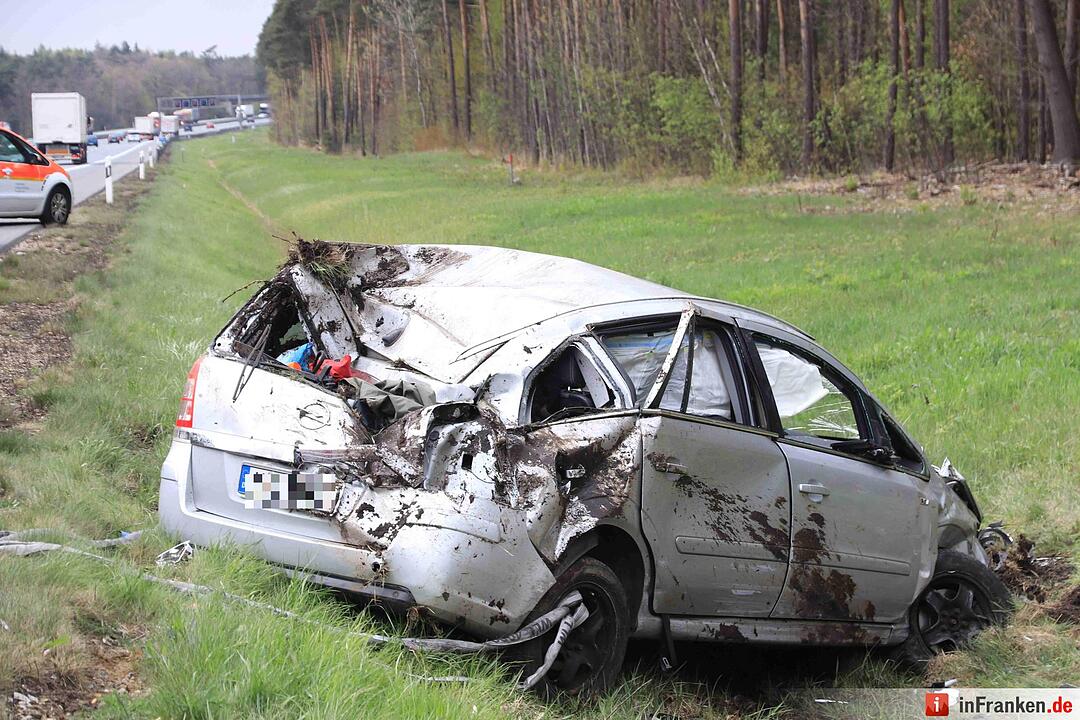 Nürnberg: Auto überschlägt sich mehrmals auf der A3 – Familie verletzt
