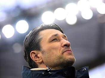 Frankfurts Trainer Niko Kovac blickt vor dem Spiel in die Runde. Niko Kovac wird nach dpa-Informationen ab der kommenden Saison neuer Trainer des FC Bayern München.  Foto: Arne Dedert/dpa