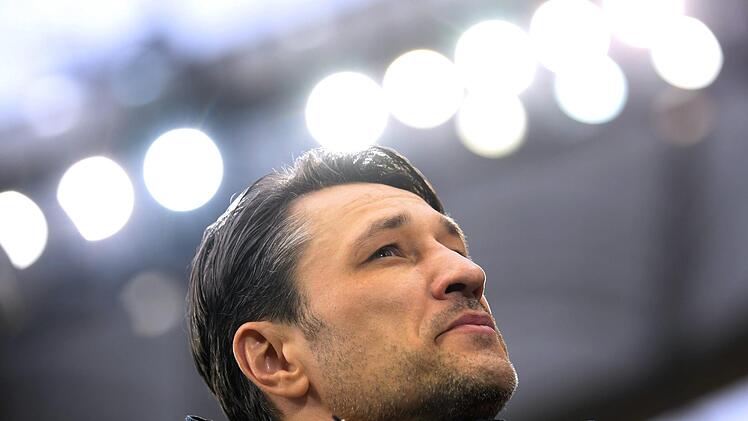 Frankfurts Trainer Niko Kovac blickt vor dem Spiel in die Runde. Niko Kovac wird nach dpa-Informationen ab der kommenden Saison neuer Trainer des FC Bayern München.  Foto: Arne Dedert/dpa