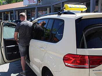 Thomas Seidl fährt seit 2002 in Bad Brückenau Taxi und möchte das auch gerne weiterbetreiben.  Foto: Julia Raab