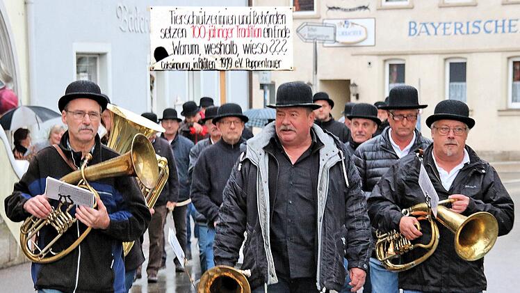 Mit Musikbegleitung zog die Cocks-Innung am Dienstag vom Gasthof "roter  Ochsen" zum Gasthof "Goldener Löwen". Foto: Dieter Britz