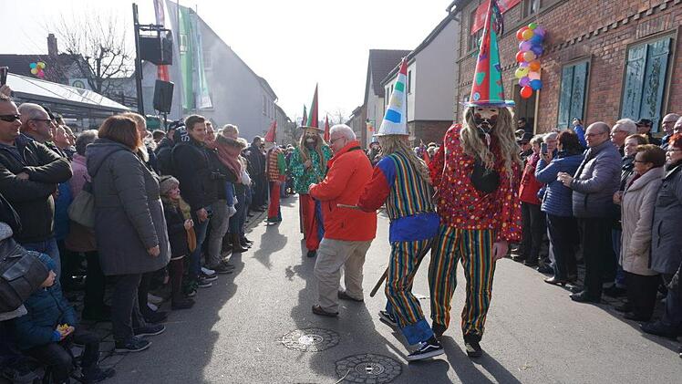 Den Rhönklub Präsidenten Jürgen Reinhardt haben die Ginolfs Jüde  eingekesselt. Foto: Marion Eckert