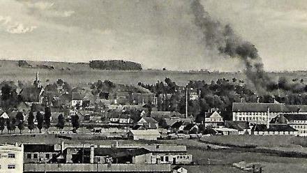 Blick von der Eisenbahn zur Porzellanfabrik Edelstein AG (rechts) im Jahr 1929. Links vorne die Fahrzeugfabrik Hubertia.  Repro: Gerd Fleischmann