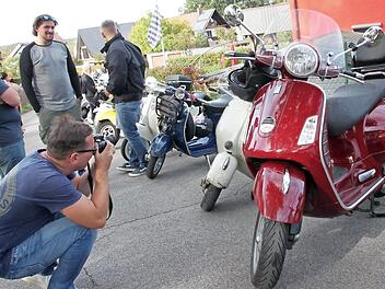 So mancher Vespa-Freund entdeckt eine Rarität auf zwei Rädern, die es im Bild festzuhalten gilt.  Fotos: Stephan Stöckel