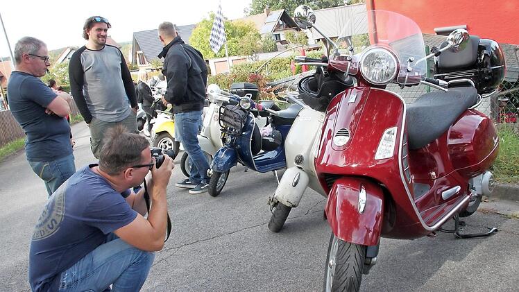 So mancher Vespa-Freund entdeckt eine Rarität auf zwei Rädern, die es im Bild festzuhalten gilt.  Fotos: Stephan Stöckel