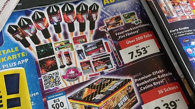 Der Verkauf von Feuerwerkskörpern ist 2020 verboten. Dennoch drucken einige Discounter das Sortiment in ihren Prospekten ab.  Foto: Brigitte Krause