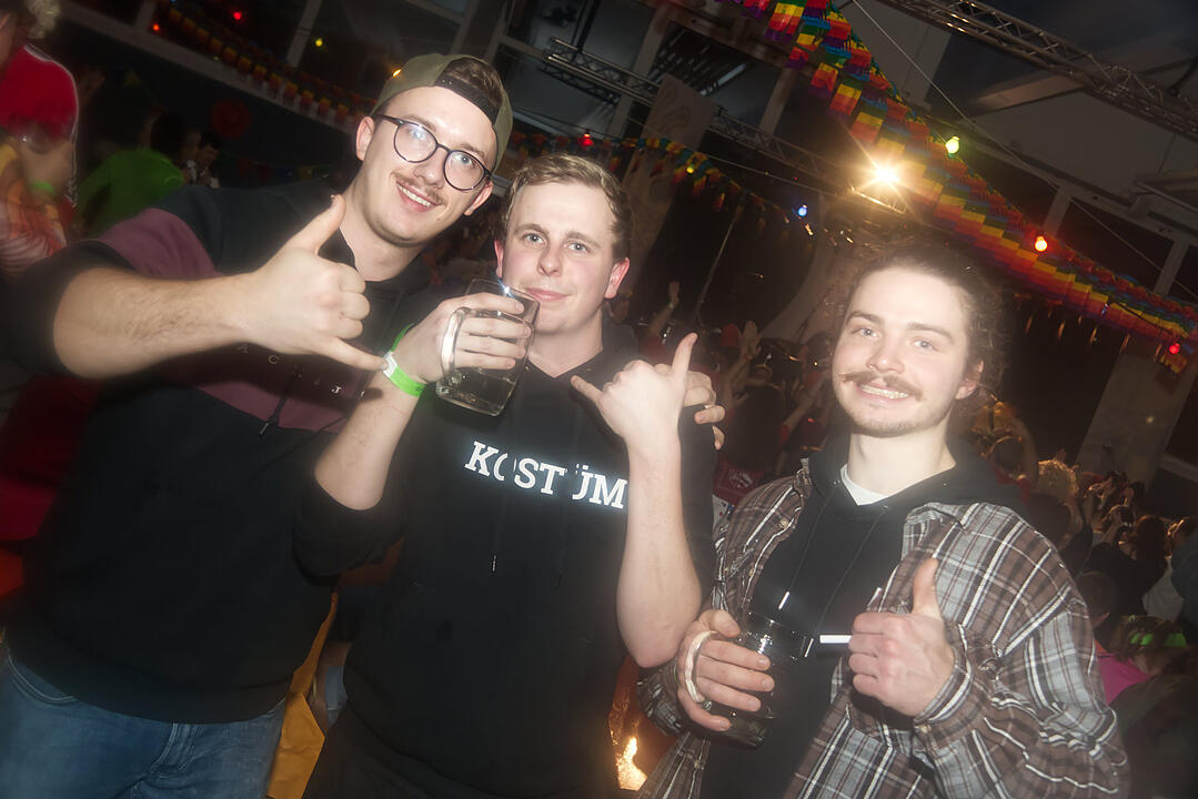 Fasching pur in der Grundschulturnhalle