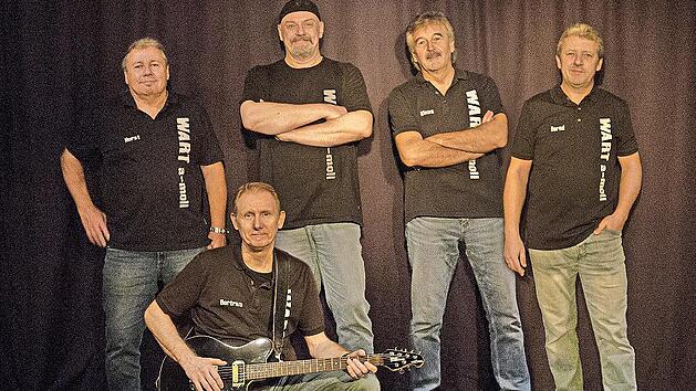 Die Band „Wart a-moll“ mit (von links stehend) Horst Münch, Jürgen Bergmann, Klaus Kutsche und Bernd Maier sowie (kniend) Bertram Hauf spielt am 25. März im „TECnet-Zentrum“ in Burkersdorf.