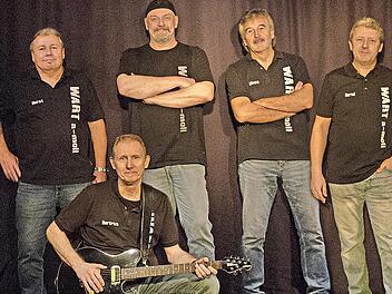 Die Band „Wart a-moll“ mit (von links stehend) Horst Münch, Jürgen Bergmann, Klaus Kutsche und Bernd Maier sowie (kniend) Bertram Hauf spielt am 25. März im „TECnet-Zentrum“ in Burkersdorf.