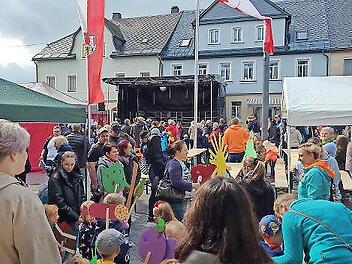 Ein buntes B&uuml;hnenprogramm wird in der Teuschnitzer Altstadt die Besucher unterhalten.
