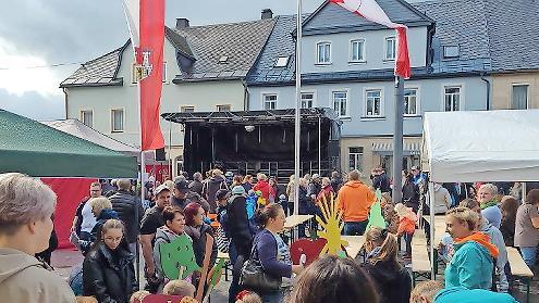 Ein buntes B&uuml;hnenprogramm wird in der Teuschnitzer Altstadt die Besucher unterhalten.