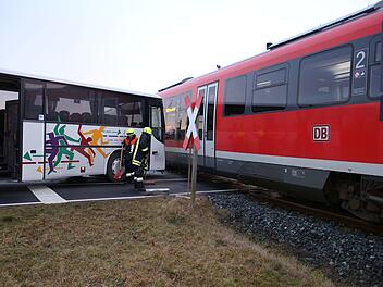 Kreis Ansbach: Busfahrer übersieht Zug an Bahnübergang - bei Kollision verletzt