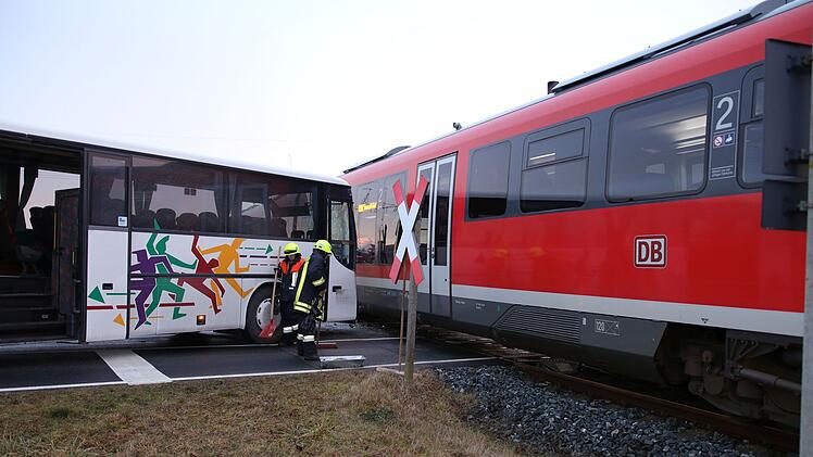 Kreis Ansbach: Busfahrer übersieht Zug an Bahnübergang - bei Kollision verletzt