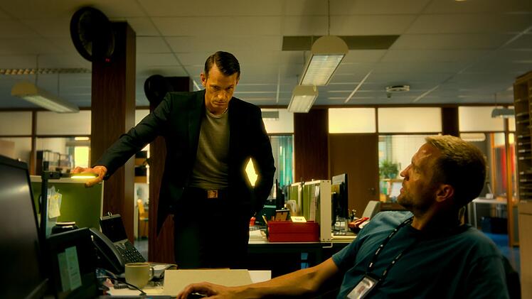 Zwei Skandinavien-Gesichter, die man auch im angloamerikanischen Raum kennt, sind die Gegenspieler der Netflix-Serie "Jo Nesb&oslash;'s Harry Hole": Tobias Santelmann (rechts, "The Last Kingdom") gibt den gefallenen, aber aufrechten Cop Harry Hole und Joel Kinnaman ("For All Mankind") den anscheinend korrupten Kollegen Tom Waaler.